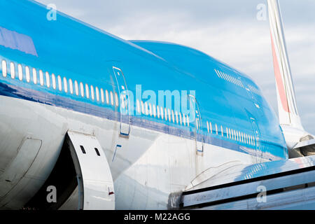 ENSCHEDE, Niederlande - Februar 3, 2018: Zwei kommerziellen Passagier Flugzeuge auf einem ehemaligen Militärflugplatz demontiert werden Stockfoto