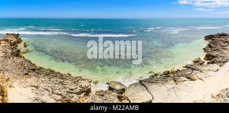 Panorama der Flachwasser und Riff in Bailey Beach Norden, Trigg, Perth, Western Australia, Australien Stockfoto