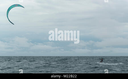 Kite Surfer auf dem Ozean Stockfoto