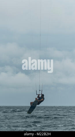 Kite Surfer auf dem Ozean Stockfoto