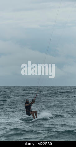 Kite Surfer auf dem Ozean Stockfoto