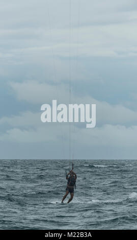 Kite Surfer auf dem Ozean Stockfoto