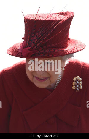 Königin Elizabeth II. die Teilnahme an St. Peter und Paul Kirche in West Newton, Norfolk, für einen Sonntag morgen. Stockfoto