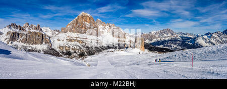 Winter Blick auf die verschneiten Dolomiten Gruppen von Cinque Torri und Tofane, in der Nähe von Cortina d'Ampezzo Stockfoto