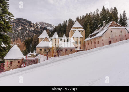 Winter Blick auf Castel Gardena in Santa Cristina Valgardena, Alpine Village der Dolomiten Stockfoto