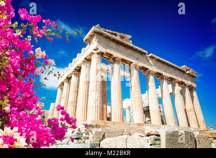 Parthenon Tempel über strahlend blauen Himmel Hintergrund, Akropolis, Athen Greecer mit Blumen Stockfoto