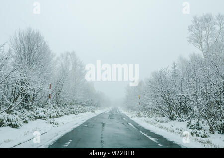 Schönen winter Blick entlang der Straße von Biei, Hokkaido Daisetsuzan Nationalpark, dem größten Nationalpark. Fahren in Hokkaido ist erstaunlich. Stockfoto