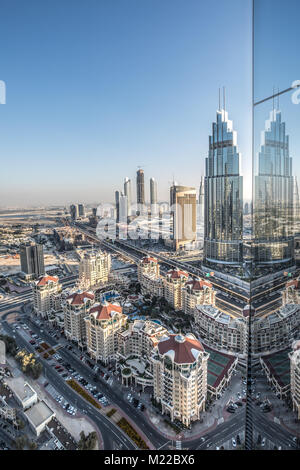 Blick auf die Wolkenkratzer in Dubai Downtown District an einem sonnigen Tag. Dubai, VAE. Stockfoto