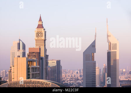 Die Skyline von Dubai DIFC Bezirk während Ein farbenfroher Sonnenuntergang von der Dachterrasse aus gesehen. Dubai, VAE. Stockfoto