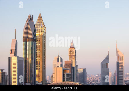 Die Skyline von Dubai DIFC Bezirk während Ein farbenfroher Sonnenuntergang von der Dachterrasse aus gesehen. Dubai, VAE. Stockfoto