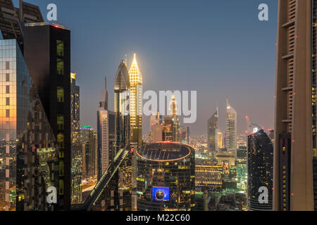 Die Skyline von Dubai DIFC Bezirk nach einem Sonnenuntergang wie aus einem auf dem Dach gesehen. Dubai, VAE. Stockfoto