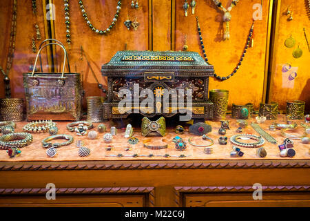 Traditionelle Handarbeit im Nahen und Mittleren Osten Schmuck und Schatztruhe in Luxus shop in Marokko Stockfoto