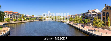 Panorama der Claisebrook Cove im East Perth mit Blick auf die Skyline von Perth, Western Australia Stockfoto