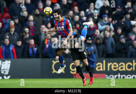 Crystal Palace James Tomkins und Newcastle United Dwight Gayle (rechts) Kampf um den Ball während der Premier League Spiel im Selhurst Park, London. Stockfoto