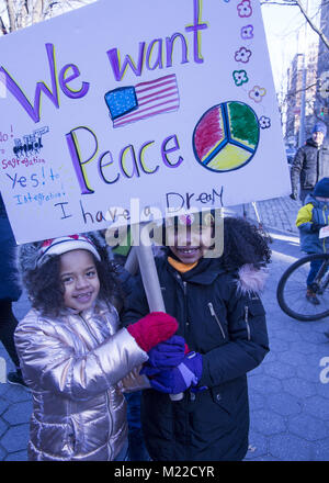 Jedes Jahr auf Martin Luther King Tag Studenten aus dem Manhattan Land, Schule, Eltern und anderen in New York City haben eine Parade, wo 8 Sortierer reden Sie entlang der Route geschrieben haben. Stockfoto