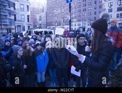 Jedes Jahr auf Martin Luther King Tag Studenten aus dem Manhattan Land, Schule, Eltern und anderen in New York City haben eine Parade, wo 8 Sortierer reden Sie entlang der Route geschrieben haben. Stockfoto