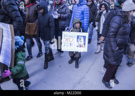 Jedes Jahr auf Martin Luther King Tag Studenten aus dem Manhattan Land, Schule, Eltern und anderen in New York City haben eine Parade, wo 8 Sortierer reden Sie entlang der Route geschrieben haben. Stockfoto