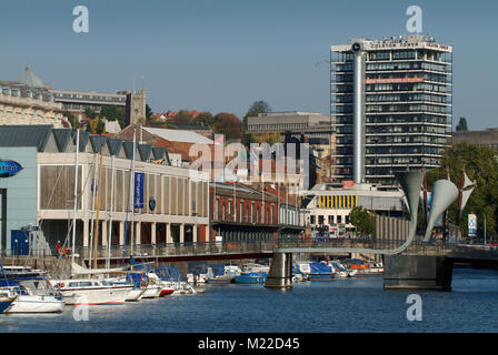 Bristol City Center mit den Docks, Hafen, Marina, Leuchtturm, Radfahrer, Kathedrale von Bristol hinter und Pero Brücke (Graue Hörner) Stockfoto