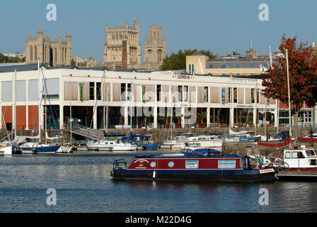 Bristol City Center mit den Docks, Hafen, Marina, Leuchtturm, Radfahrer, Kathedrale von Bristol hinter und Pero Brücke (Graue Hörner) Stockfoto