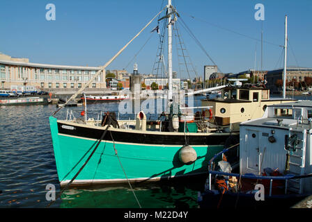 Bristol City Center mit den Docks, Hafen, Marina, Leuchtturm, Radfahrer, Kathedrale von Bristol hinter und Pero Brücke (Graue Hörner) Stockfoto