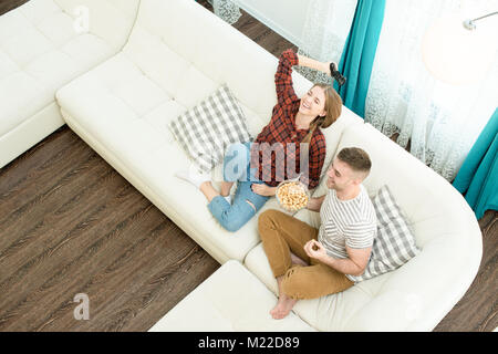 Hohen winkel Portrait von fröhlichen jungen Paar Videospiele spielen zu Hause sitzen auf dem Sofa, kopieren Raum Stockfoto