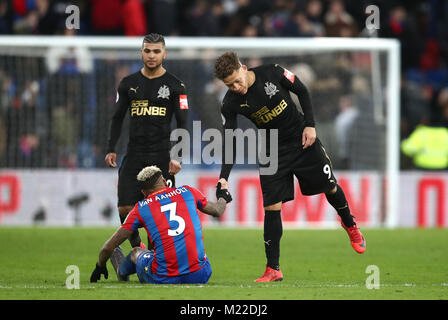 Newcastle United Dwight Gayle (rechts) und die Crystal Palace Patrick van Baflo während der Premier League Spiel im Selhurst Park, London. Stockfoto