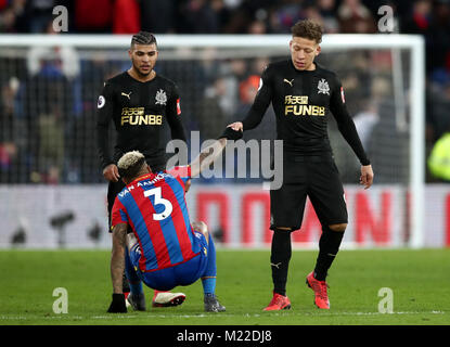 Newcastle United Dwight Gayle (rechts) und die Crystal Palace Patrick van Baflo während der Premier League Spiel im Selhurst Park, London. Stockfoto