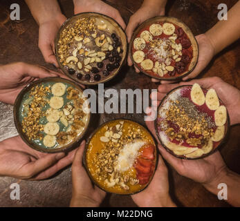 Hände halten Smoothie Schalen in ein super Essen bar Stockfoto