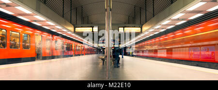 Zwei U-Bahnen in einem U-Bahnhof in einem fast verlassenen U-Bahn Haltestelle Stockfoto