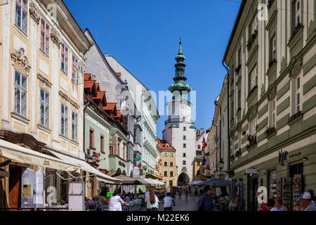 Die Slowakei, Bratislava, Michalska street und Michael's Gate und Turm in der Altstadt Stockfoto