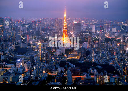 Tokio Skyline bei Sonnenuntergang, mit dem berühmten Turm von Tokio