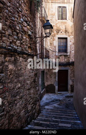 Schmale Gasse entlang der mittelalterlichen Mauer gealterte Fassade im alten jüdischen Viertel - Der Ruf in Girona, Katalonien, Spanien, Europa Stockfoto