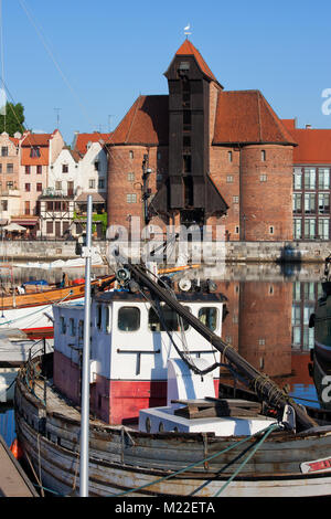 Der Kran (ŻURAW) und altes Fischerboot auf der Mottlau in der Danziger Altstadt Stadt, Polen, Europa Stockfoto