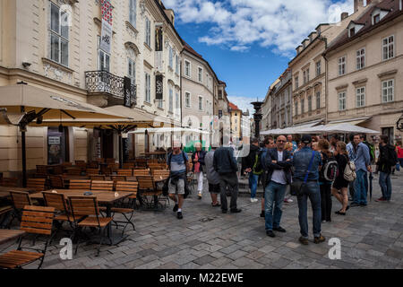 Die Slowakei, Bratislava, Altstadt, Gruppe von Touristen auf Sightseeing-tour auf Venturska Straße Stockfoto