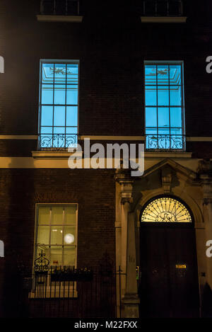 Posh Georgianische Haus mit blauen Fenstern, Mayfair, London, England, Großbritannien Stockfoto