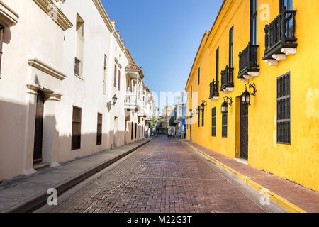 Alte Gasse mit Laternen in der Nähe der Plaza de Bolivar in Cartagena, Kolumbien. Stockfoto