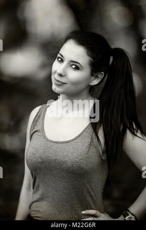 Junge Frau mit positiver Energie und schönes Lächeln Posing im Wald ... Monochrome Vintage Style Foto Stockfoto