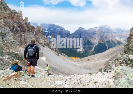 LAKE LOUISE, KANADA - Sept 17, 2016: Wanderer Rest auf Sentinel Pass in der Lärche Tal in der Nähe von Lake Louise, Banff Nationalpark, Alberta, mit Paradis Stockfoto