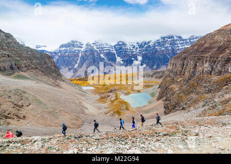 LAKE LOUISE, KANADA - Sept 17, 2016: Wanderer die Rocky Trail in Sentinel Pass fahren in Lärche Tal in der Nähe von Lake Louise, Banff National Park, Alb Stockfoto