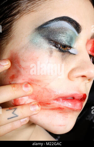 Junge Frau, Teenager (17 Jahre alt), make up, verschwommen, Trauer, Porträt, Nahaufnahme, Detail Stockfoto