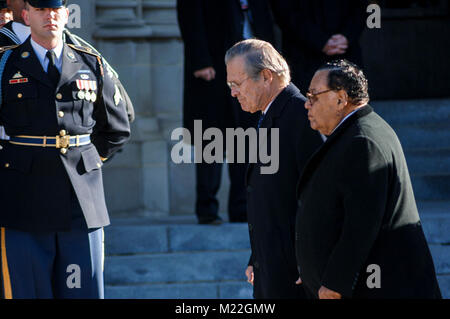 13. und 21. Usa-Verteidigungsminister Donald Rumsfeld, der Frau Abgeordneten, Mitte, kommt für die Trauerfeier zu ehren Präsident Gerald R. Ford an der Washington National Cathedral in Washington, D.C., Jan. 2, 2007. Präsident Ford war der 38. Präsident der Vereinigten Staaten, und verstarb am Dez. 26, 2006 im Alter von 93 Jahren. (U.S. Marine Corps Stockfoto