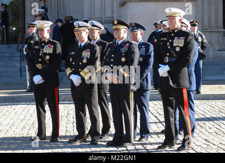 Die offizielle militärische Partei, einschließlich des US Marine Corps General Peter Pace, Links, 16 Vorsitzende des Generalstabs, General James T. Conway, rechts, 34 Kommandant des Marine Corps, stehen für die Trauerfeier zu ehren Präsident Gerald R. Ford an der Washington National Cathedral in Washington, D.C., Jan. 2, 2007. Präsident Ford war der 38. Präsident der Vereinigten Staaten, und verstarb am Dez. 26, 2006 im Alter von 93 Jahren. (U.S. Marine Corps Stockfoto