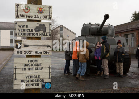 Bastogne, Belgien (31. 8, 2017) Studierende aus Supreme Headquarters Allied Power in Europa (SHAPE) amerikanischen Middle School versammeln sich um einen Tank auf Anzeige an der Bastogne Kaserne. Die kaserne zeigen Lebenssituationen in Bastogne, Belgien während des Zweiten Weltkriegs (USA Air Force Stockfoto