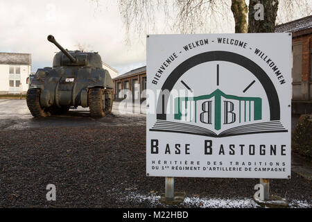 Bastogne, Belgien (31. 8, 2017) Studierende aus Supreme Headquarters Allied Power in Europa (SHAPE) amerikanischen Mittleren Schule eine Klassenfahrt nach der Bastogne War Museum besucht. Die kaserne zeigen Lebenssituationen in Bastogne, Belgien während des Zweiten Weltkriegs (USA Air Force Stockfoto