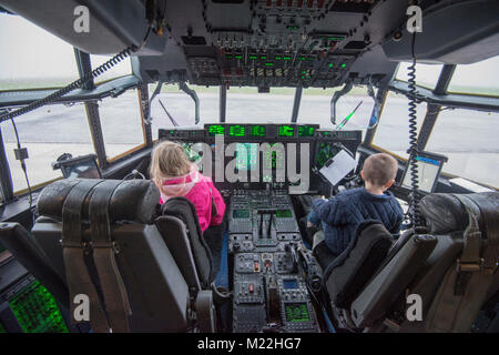 Familien der US-Flieger mit der 424Th Air Base Squadron, und von US-Soldaten an die 39th Signal Battalion zugeordnet, besuchen Sie Santa's Super C-130J Hercules Flugzeugen, auf chièvres Air Base, Dez. 21, 2017. Flieger mit der 37Th Airlift Squadron, 86th Airlift Wing, waren die Durchführung einer Schulung Flug mit dem 86Th Aeromedical Evacuation Squadron. (U.S. Armee Stockfoto