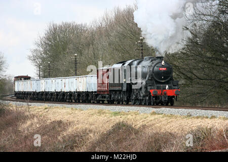 Schwarz fünf Dampflok Nummer 44767 mit Windcutter Güterzug an der Great Central Railway Heritage Steam Railway, Loughborough, Leicestershire, Un Stockfoto