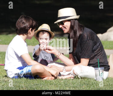 BEVERLY HILLS, Ca - 22. April: Simon Cowell Frau Lauren Silverman und Söhne Eric Cowell und Adam Silverman einen Tag im Park genießen Sie am 22. April 2016 in Beverly Hills, Kalifornien Personen: Lauren Silverman, Eric Cowell, Adam Silverman Stockfoto