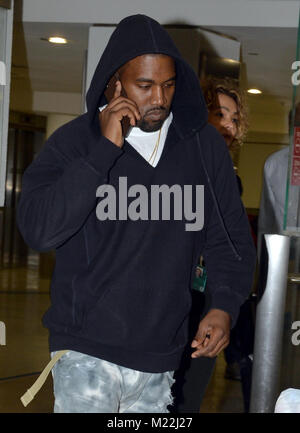 MIAMI, FL - 22. April: Kanye West kommt an den Internationalen Flughafen von Miami am 22. April 2016 in Miami, Florida Personen: Kanye West Stockfoto