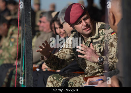 Deutsche Armee Oberst Andreas Steinhaus, Kommandant der Kurdistan Training Coordination Center, erörtert die Entwicklung der Sicherheitskräfte mit Koalitionspartner force Mitglieder an einer Sicherheit Kraft Staffelung an International Training Area Sierra, Erbil, Irak, Dez. 28, 2017. Die Breite und Vielfalt der Koalitionspartner zeigt die globalen und einheitlichen Ziel der Sieg über ISIS im Irak und in Syrien. CJTF-OIR ist die globale Koalition zu besiegen ISIS im Irak und in Syrien. (U.S. Armee Stockfoto