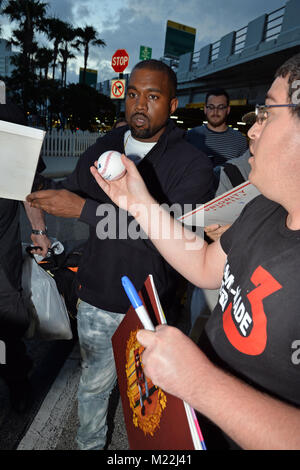 MIAMI, FL - 22. April: Kanye West kommt an den Internationalen Flughafen von Miami am 22. April 2016 in Miami, Florida Personen: Kanye West Stockfoto